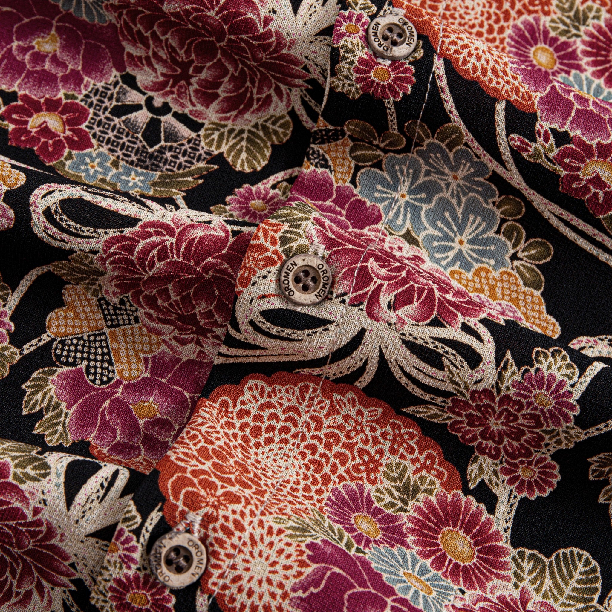 Back view of OROMEN chrysanthemums cotton shirt with box pleat detail