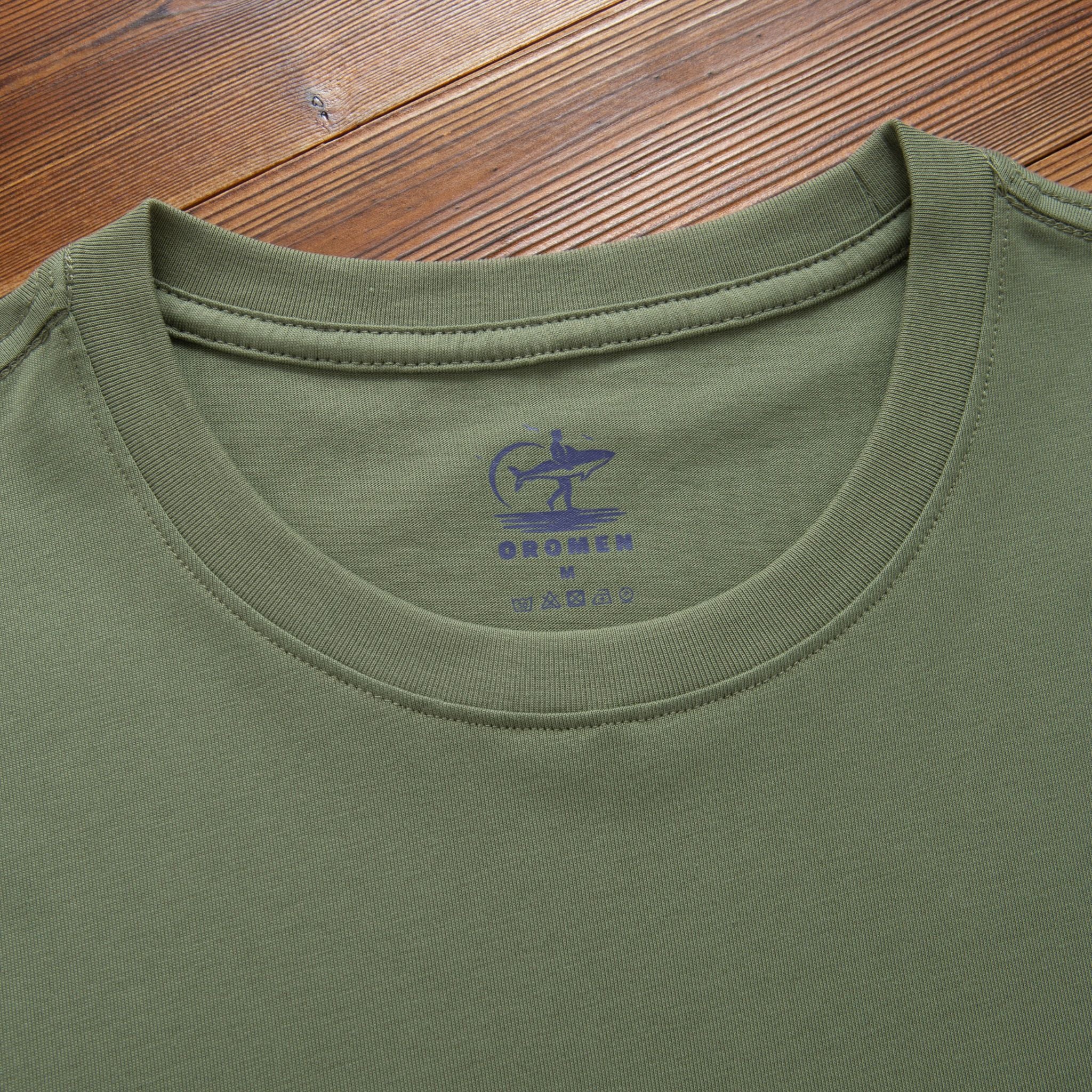 Crew Neck Detail – OROMEN Floral Embroidery T-Shirt