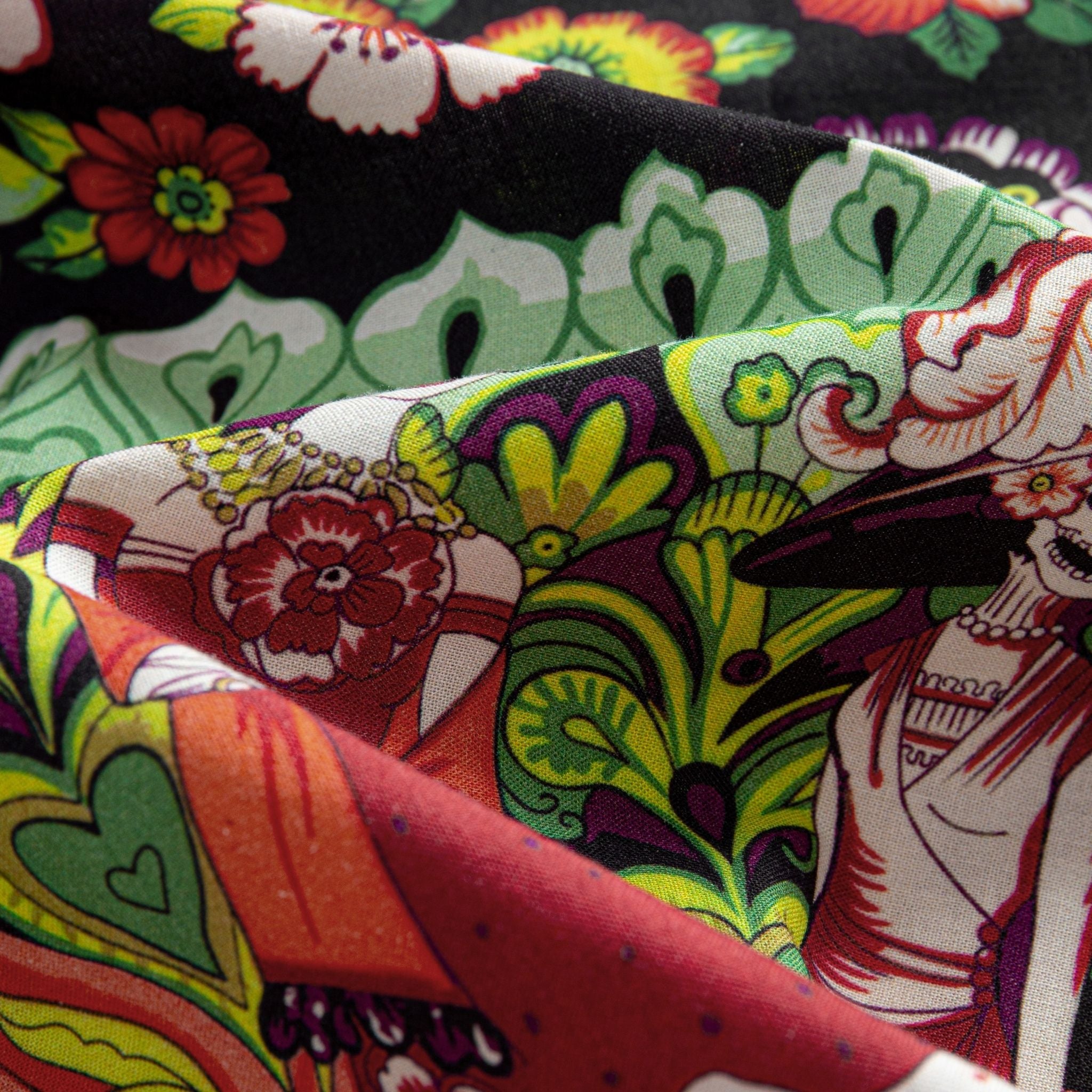OROMEN Frida & Flowers Shirt – Close-up of 100% cotton fabric, soft to the touch