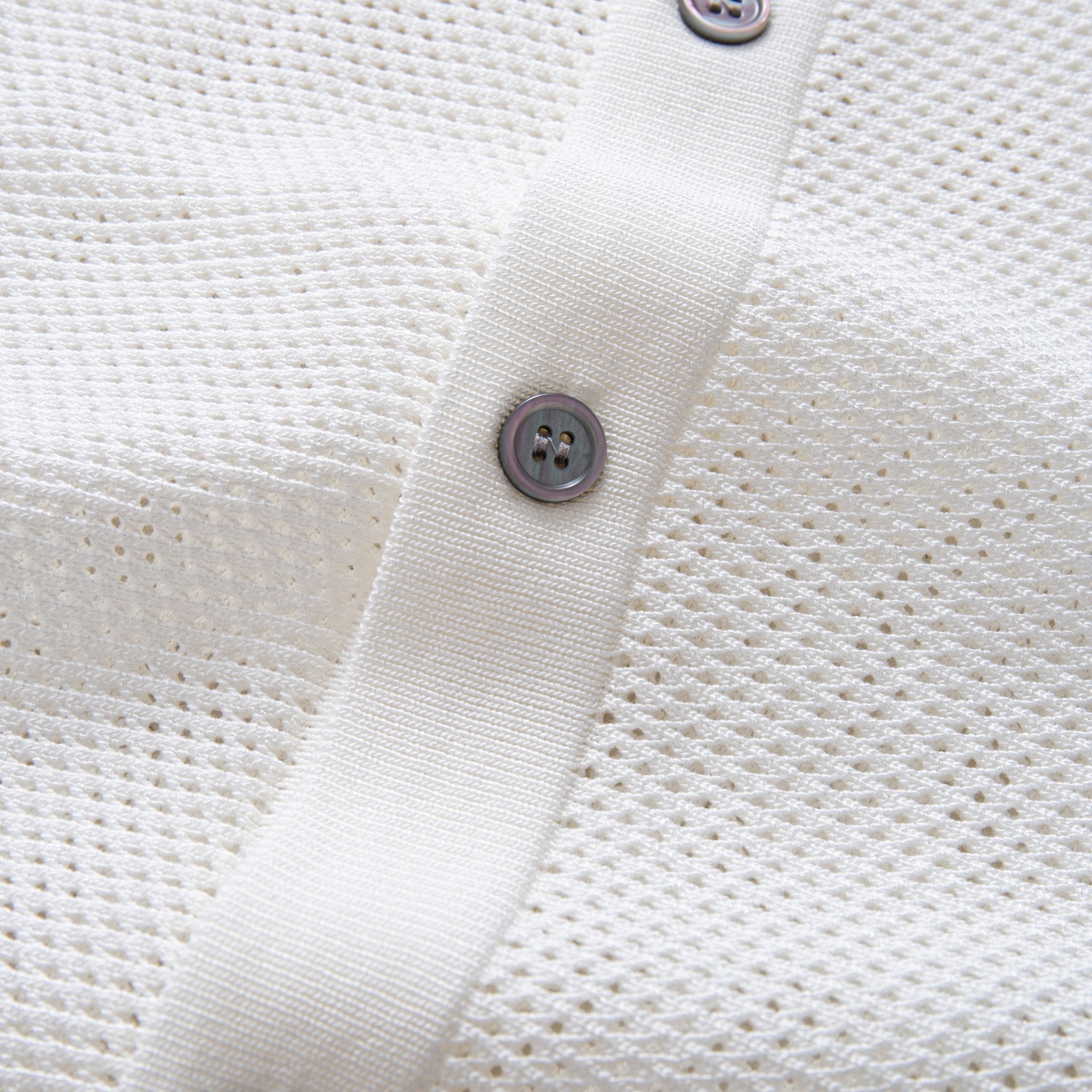 OROMEN Retro Polo Shirt – Collar & Neckline Detail