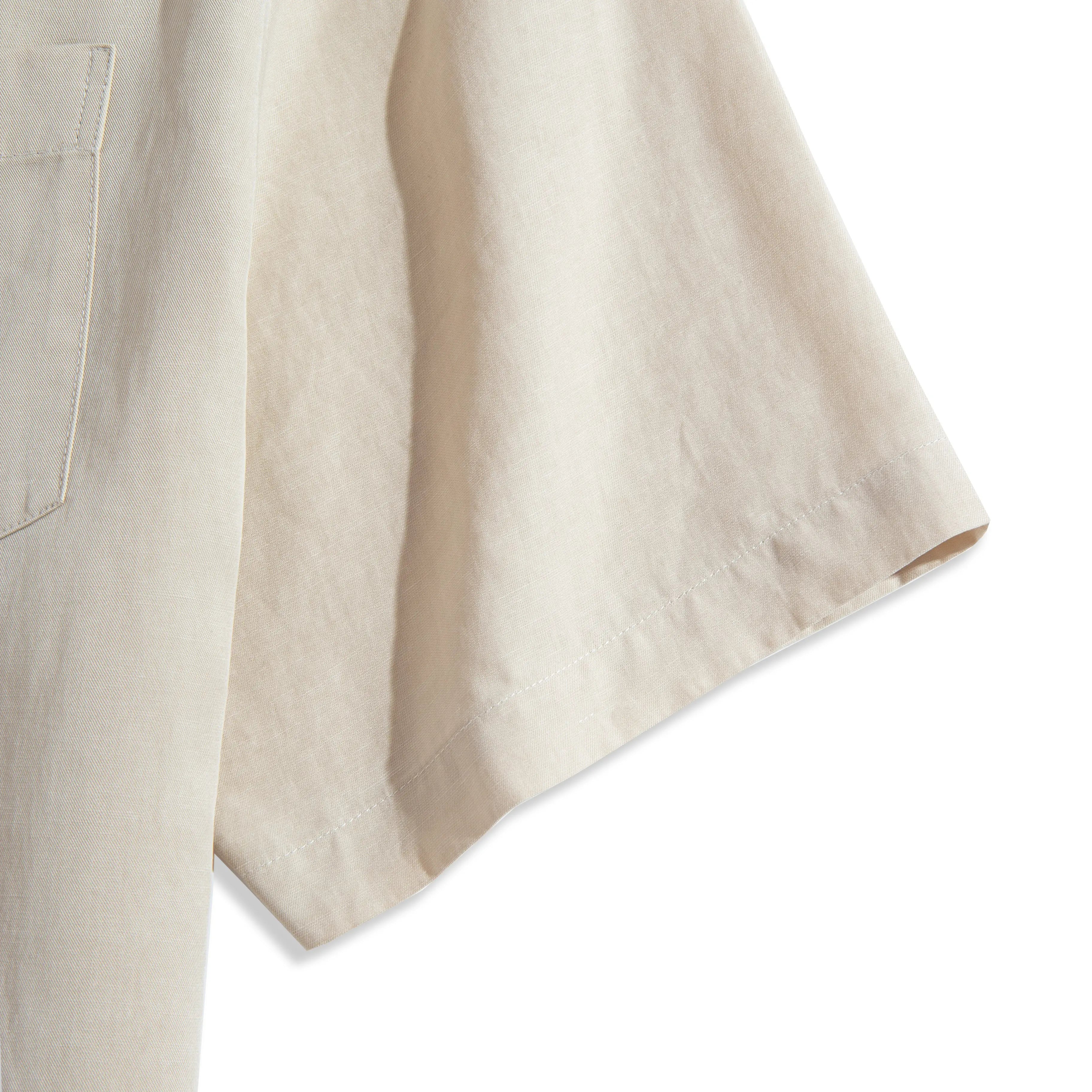 Short sleeve hem of OROMEN Versatile Shirt – beige Tencel™ linen with relaxed drape and natural linen texture