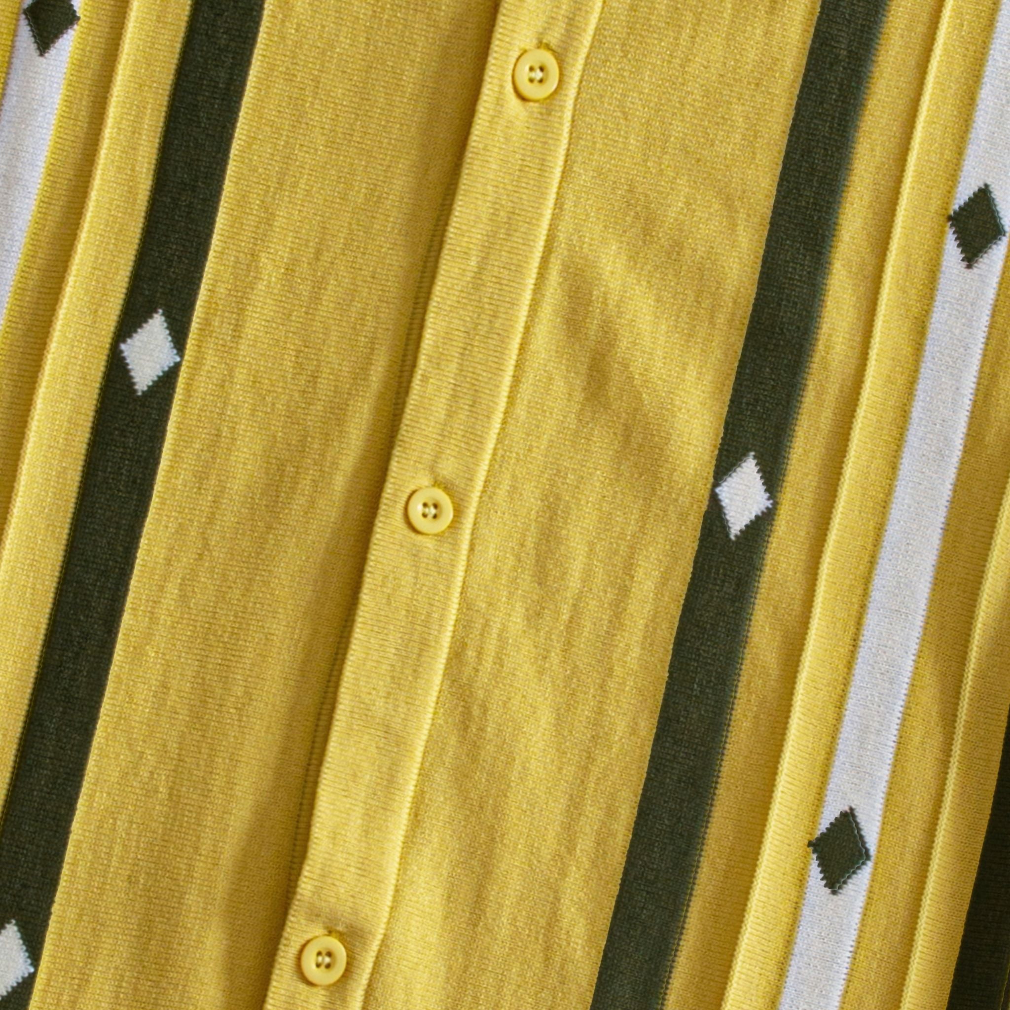 Button detail on men's yellow retro stripe diamond jacquard knit shirt – OROMEN