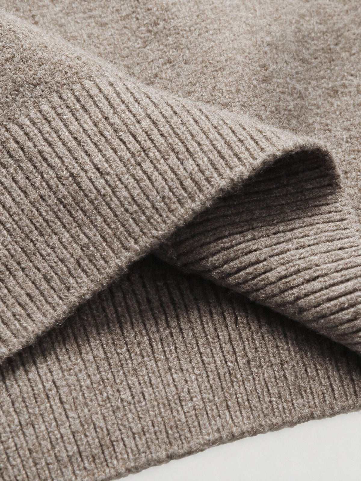Clean ribbed bottom hemline detail of OROMEN Contrast Collar Knitted Sweater