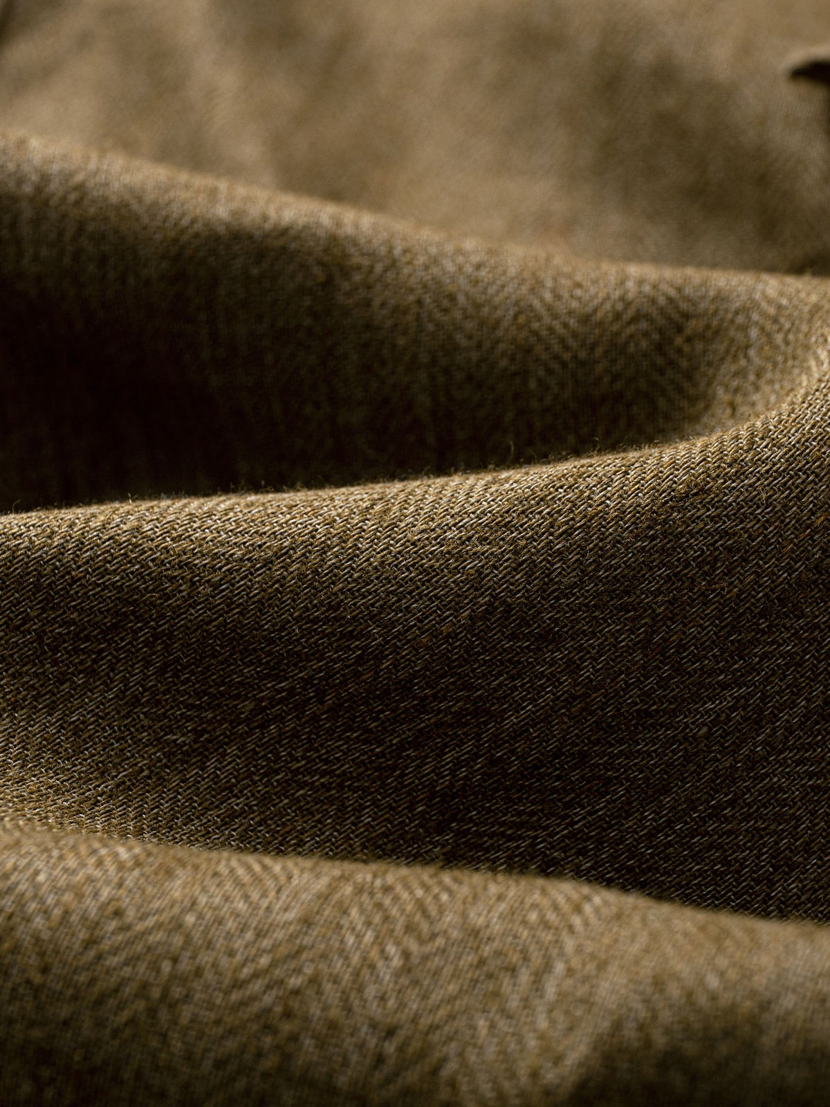 Close-up texture of 100% herringbone weave linen on OROMEN Herringbone Weave Linen Trousers