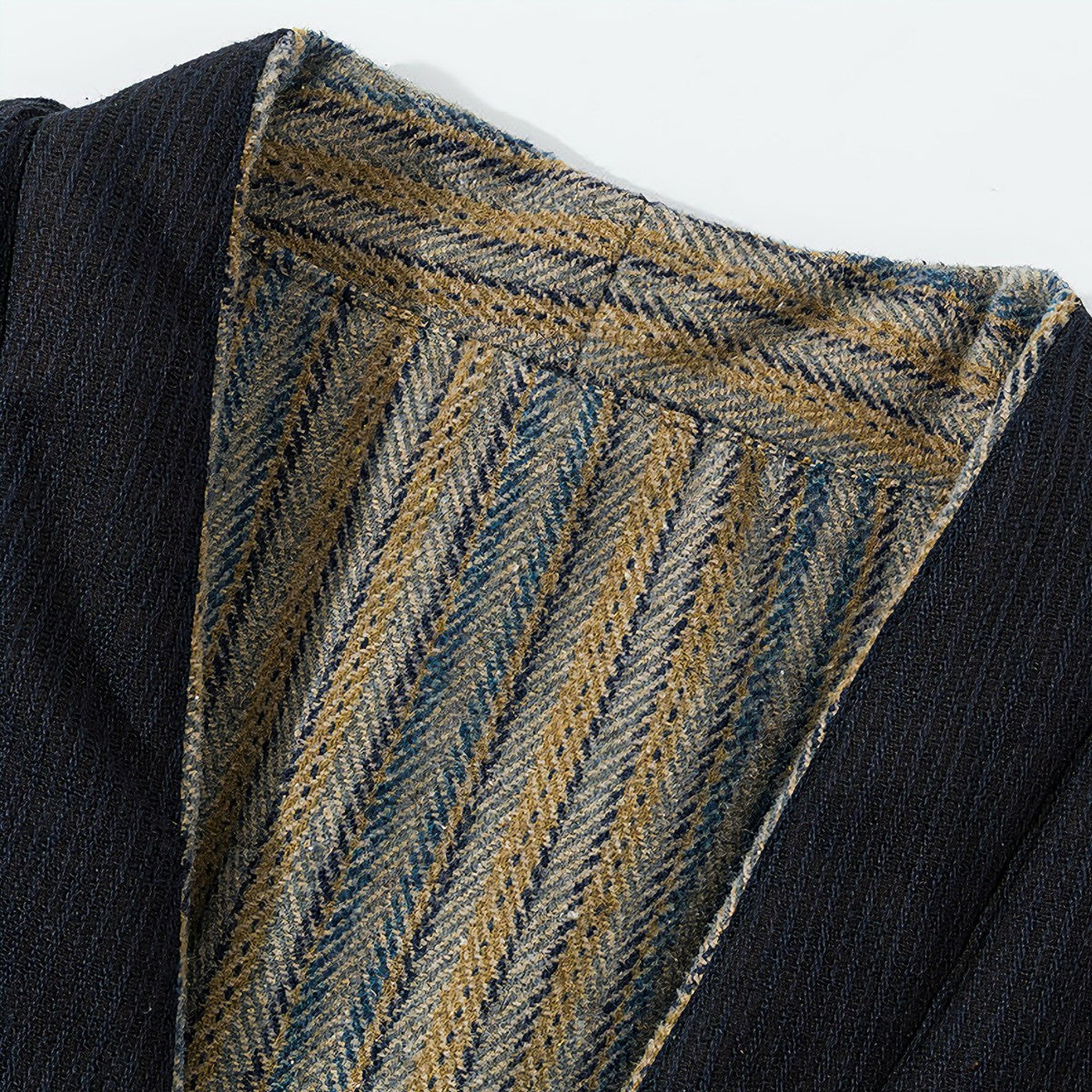 Close-up of OROMEN KIMONO020 collarless V-neckline, striped cotton fabric at collar edge, open-front haori finish, handmade detail
