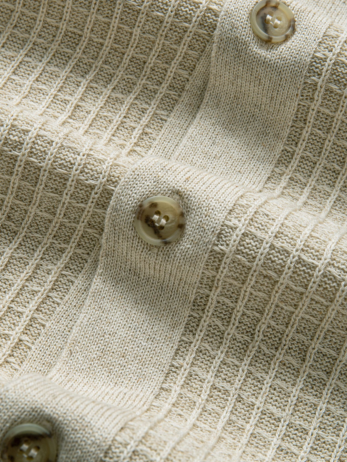 Contrasting-tortoise-tone-front-buttons-on-OROMEN-ribbed-polo-knit-cardigan
