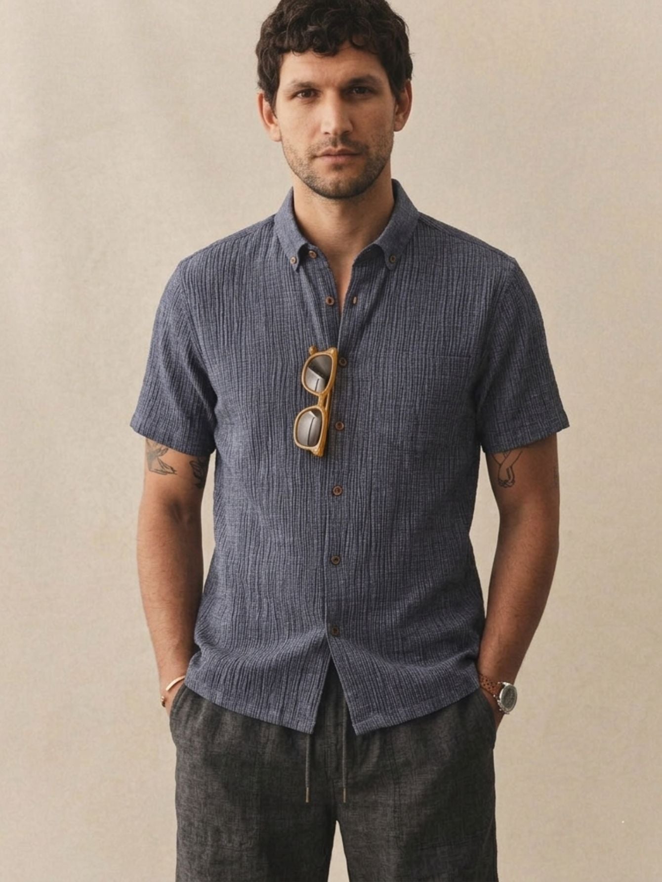 Model photo - OROMEN camouflage navy blue Breeze pleated shirt