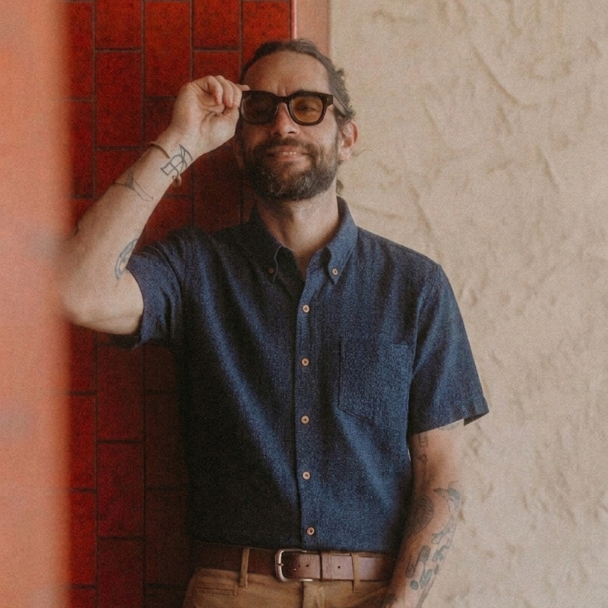 Navy cotton linen woven shirt - model