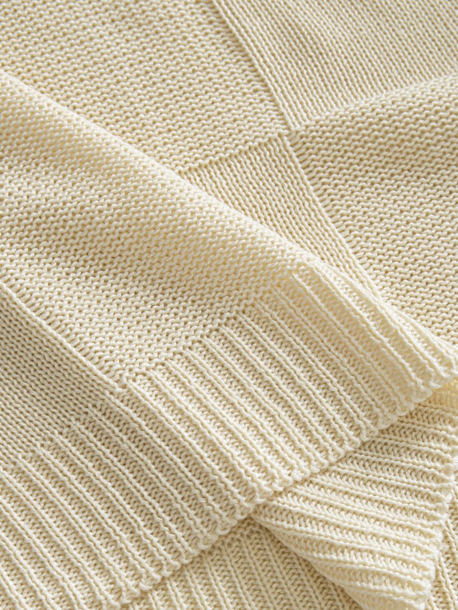 OROMEN Checkerboard Textured Sweater hem detail displaying neat ribbed edge and pattern finish