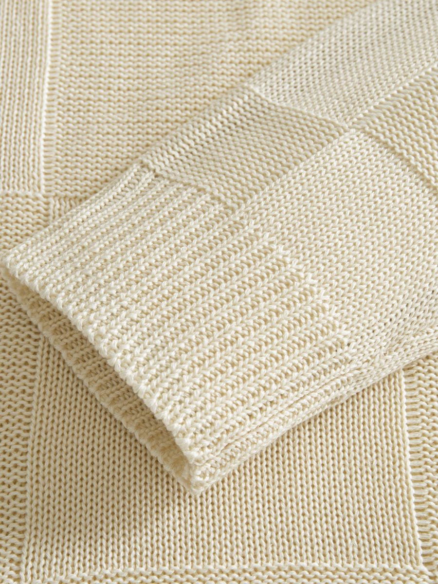 OROMEN Checkerboard Textured Sweater sleeve cuff detail showing structured ribbed knit finish