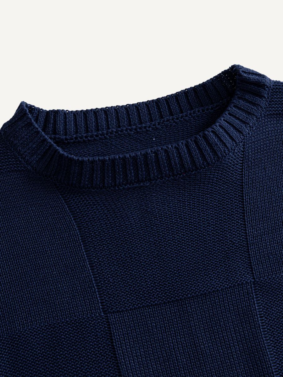 OROMEN Geometric Block Textured Sweater collar detail showing classic ribbed crewneck design