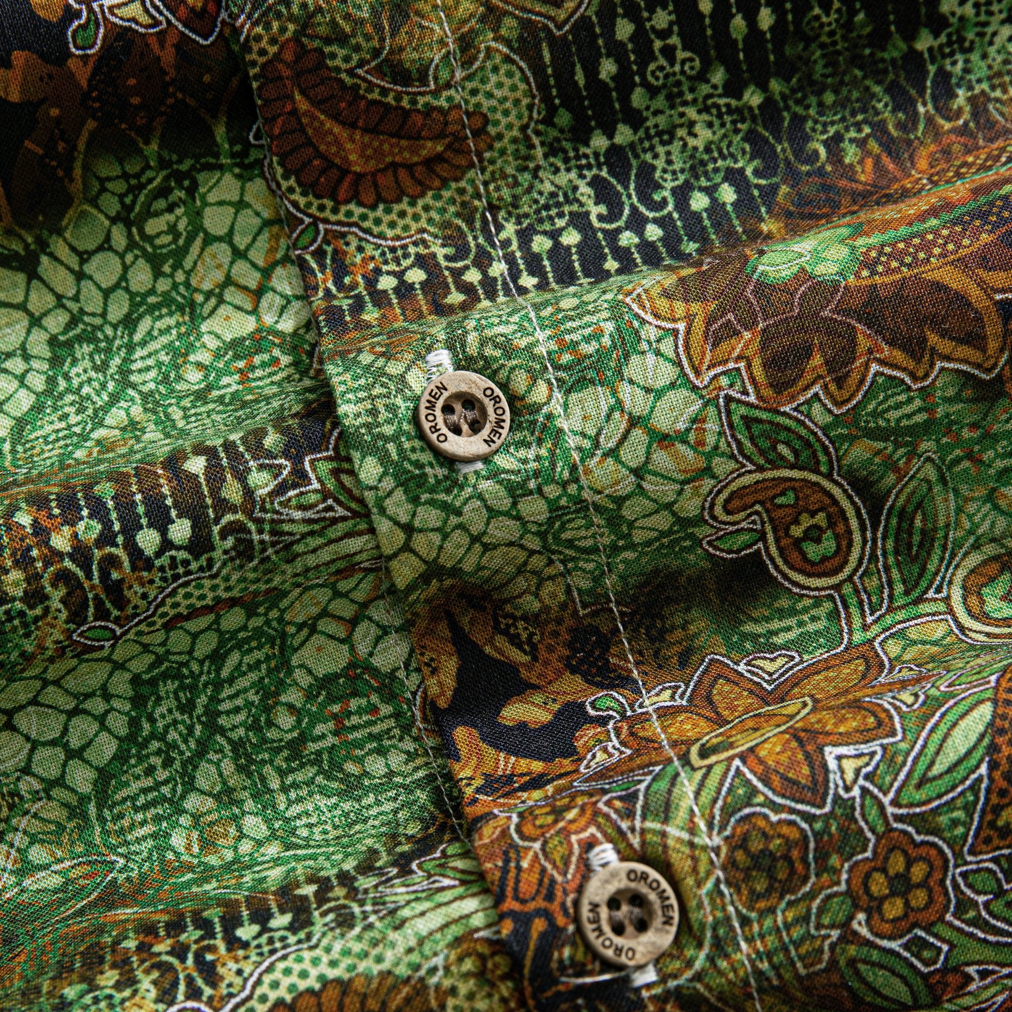OROMEN Natural Coconut Button Detail – 70s Vintage Paisley Hawaiian Shirt