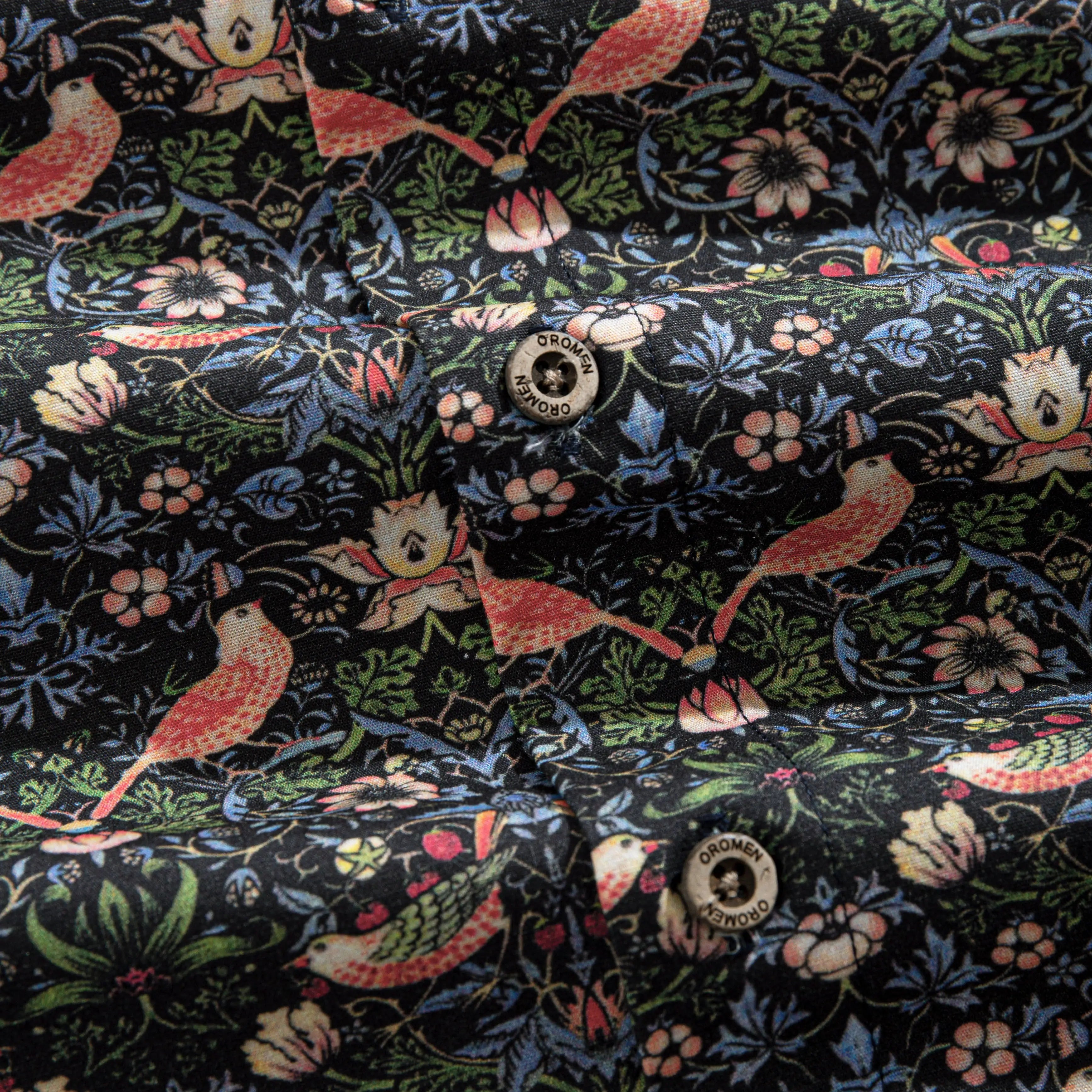 OROMEN Strawberry Thief Aloha Shirt – branded button detail on bird and floral print fabric