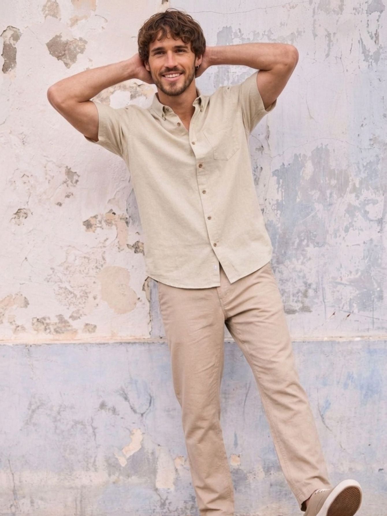 OROMEN versatile shirt – shown here in a beige Tencel™ and linen blend, featuring coconut shell buttons and a chest pocket.