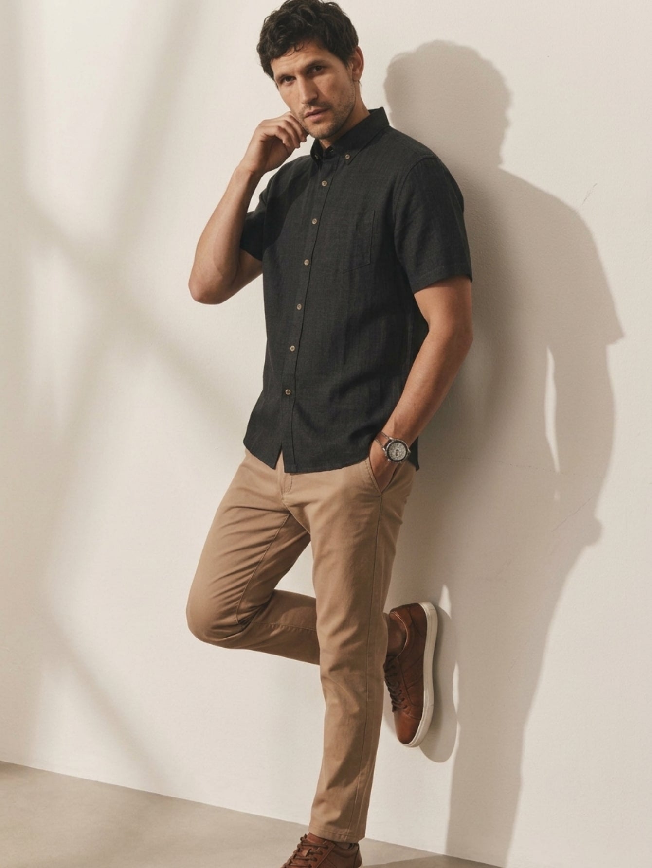 Tailored linen shirt in black - 100% pure linen short sleeve shirt in model