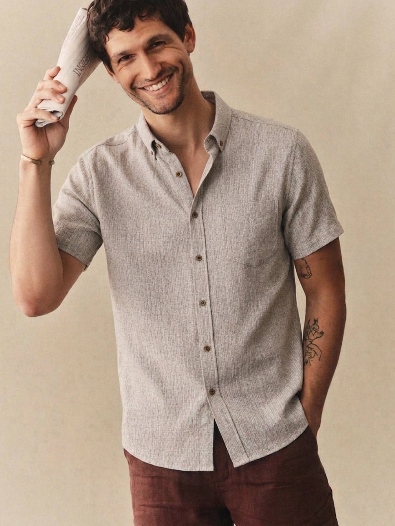 Two-tone beige white woven cotton linen shirt - OROMEN summer shirt in model